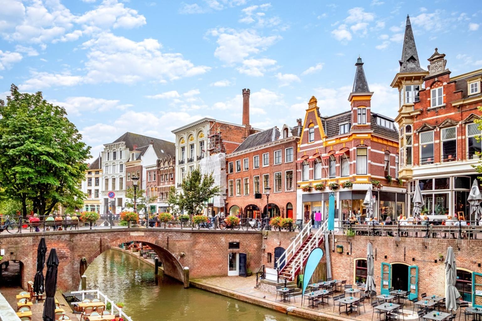 Recuni City Pictures shutterstock_2379739023_small